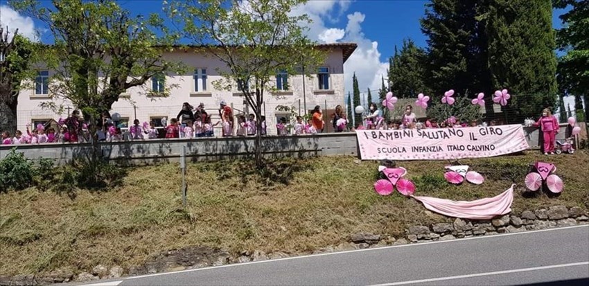 Passaggio dei corridori del Giro d'Italia 2021 ed il saluto dei bambini della Scuola Calvino