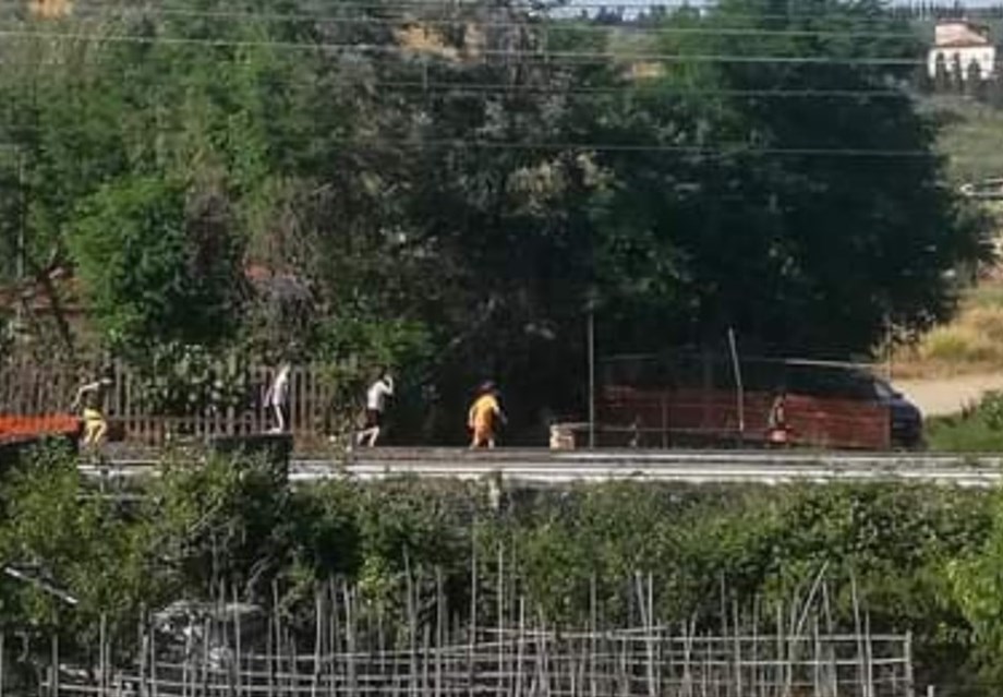 Quattro soggetti che corrono sulla ferrovia a Sieci, verosimilmente dei ragazzi