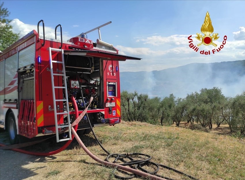 Incendio a I Veroni a Pontassieve: le operazioni di spegnimento dei pompieri