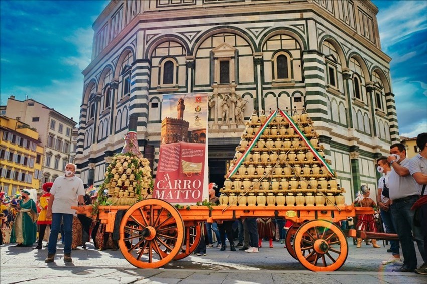 Carro Matto  del Bacco Artigiano di Rufina davanti al Battistero del Duomo
