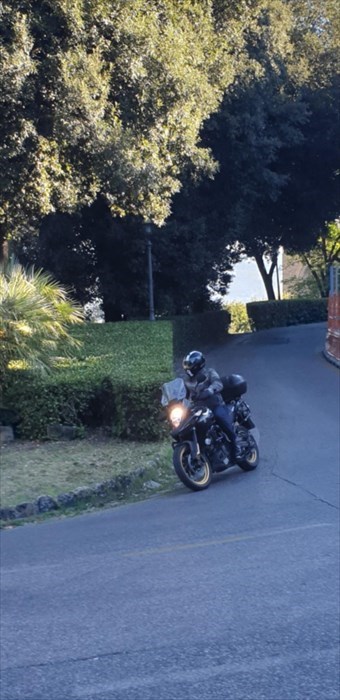 viale Poggi in contromano