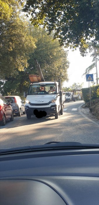 viale Poggi in contromano