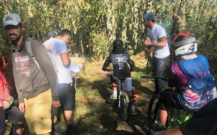 Raduno di Mountain bike per ragazzi nei boschi di Montesenario