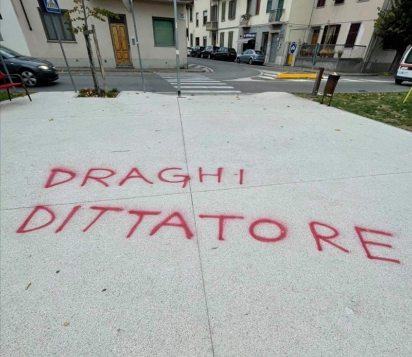 Graffiti su asfalto, "Draghi dittatore"