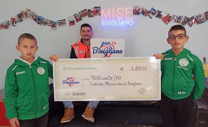 Un 'mega assegno' dalla Polisportiva Vaglia alla Misericordia di Bivigliano colpita dalla grandine