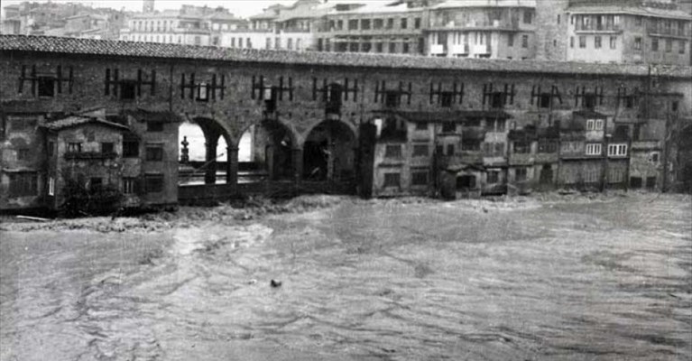 il Ponte Vecchio durante la piena dell'Arno