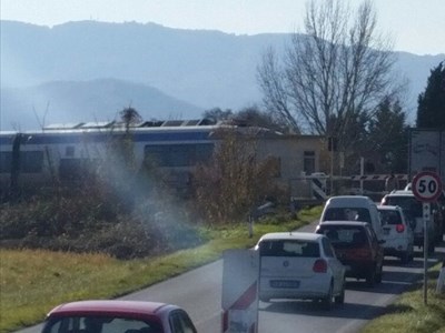 Il passaggio a livello di Ronta. Rimasto a lungo chiuso stamani