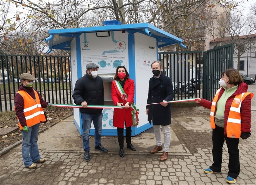 il taglio del nastro del nuovo fontanello