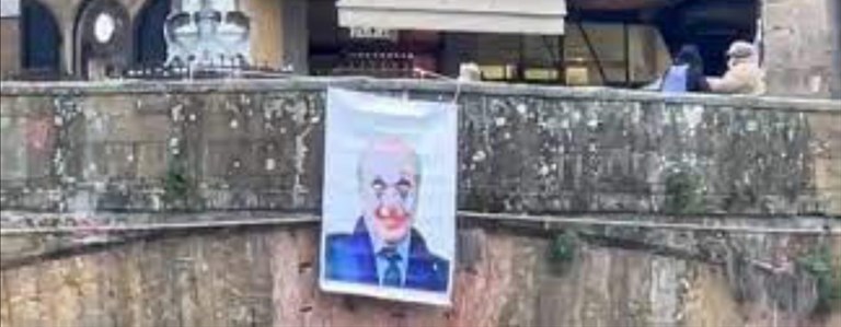 lo striscione rimosso su Ponte Vecchio