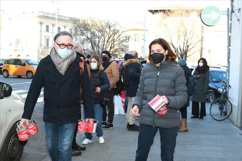 la vicesindaca Bettini consegna i barattoli
