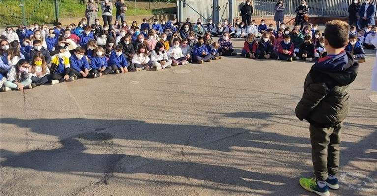 Jacopo mentre parla ai suoi coetanei