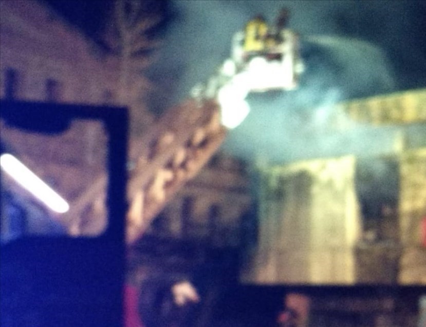 Incendio nell' Area brunelleschi - l'autoscala dei Vigili del Fuoco sul posto