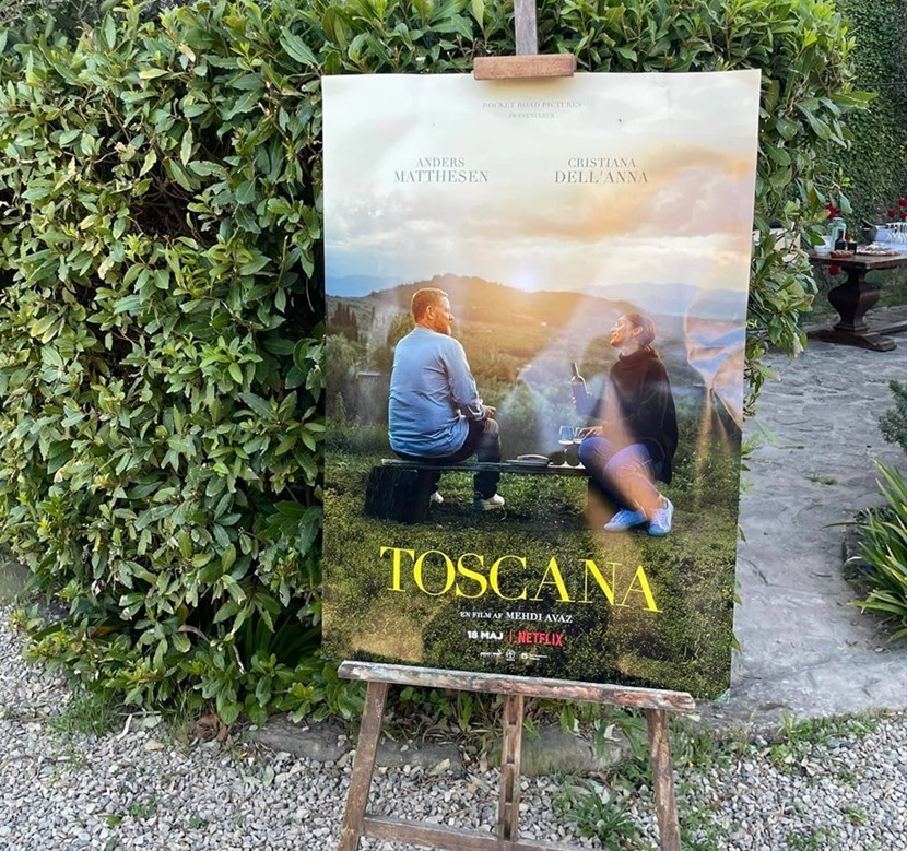 locandina del film Netflix "Toscana" appesa in uno dei set nel Comune di Pelago