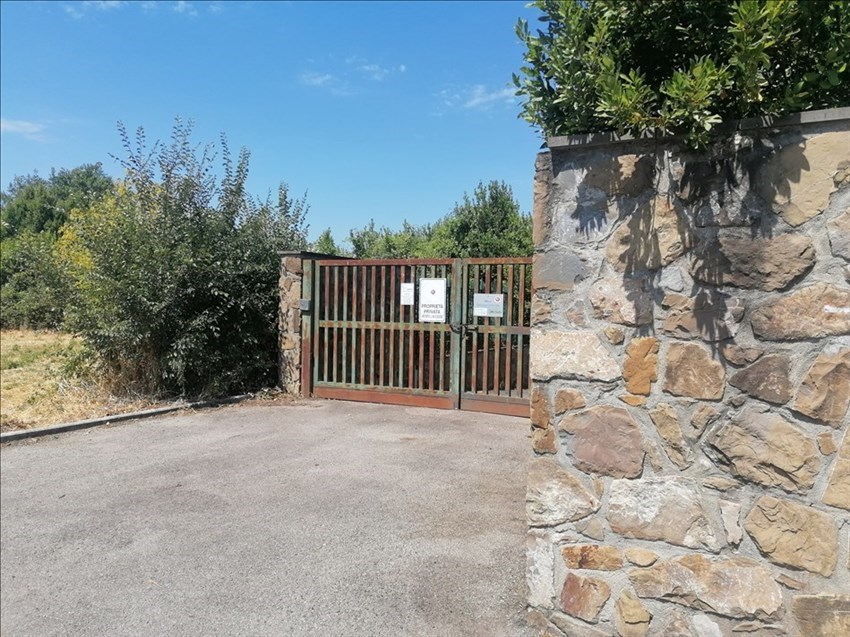 l'ingresso dell'area Publiacqua di fianco all'occupazione di via De Robertis