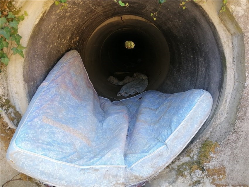 la camera da letto improvvisata nella fogna