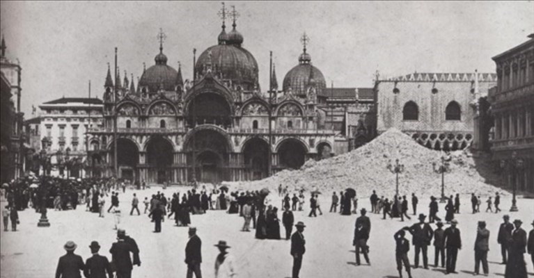 1912, il campanile di San Marco di Venezia è un cumulo di macerie