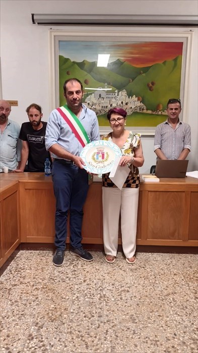 il Sindaco Emanuele Piani insieme alla moglie del Dottor Maniscalco