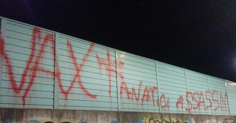 le scritte no vax