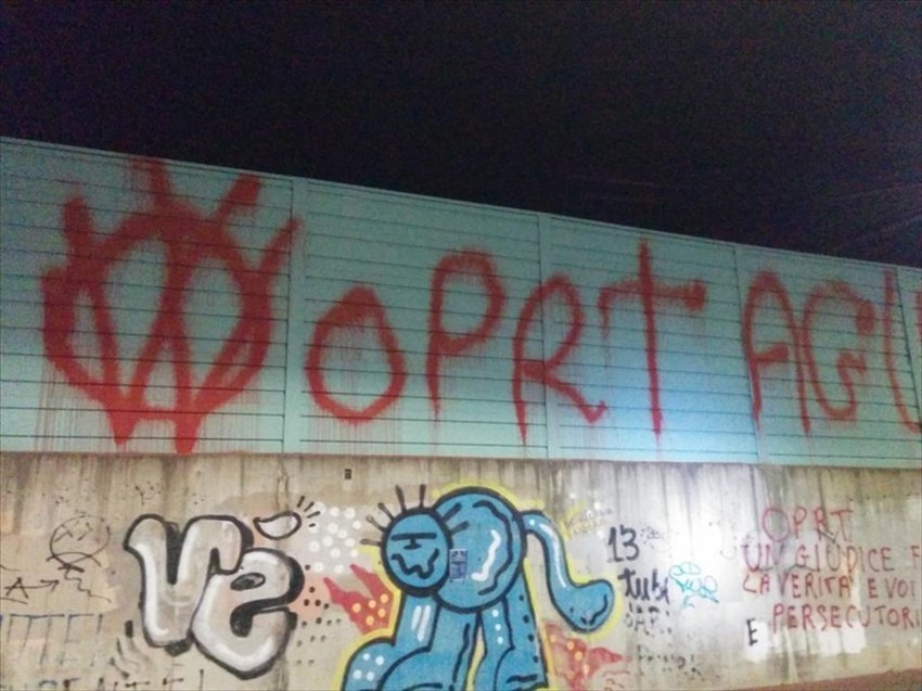 le scritte no vax
