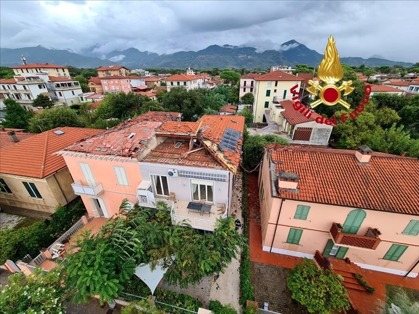 Crollo di un tetto a Pietrasanta