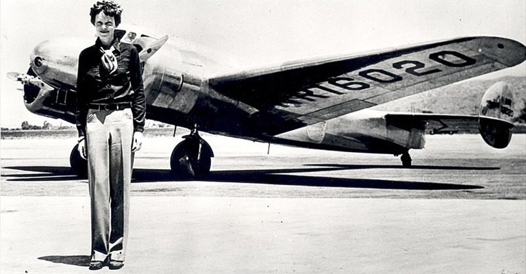 1932, Amelia Eahart è la prima donna a trasvolare non stop da costa a costa gli Stati Uniti