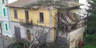 Dicomano. Grosso cedro piomba su una casa. La foto dei danni...