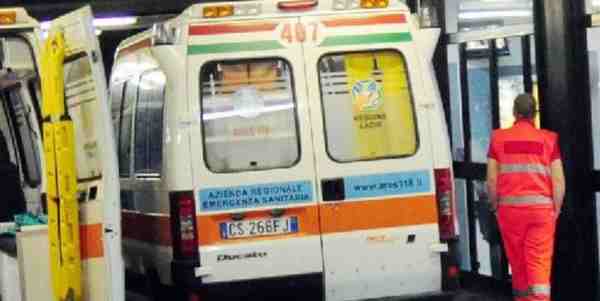 Lo cosparge di diluente e dà fuoco. Tentato omicidio per un 45enne