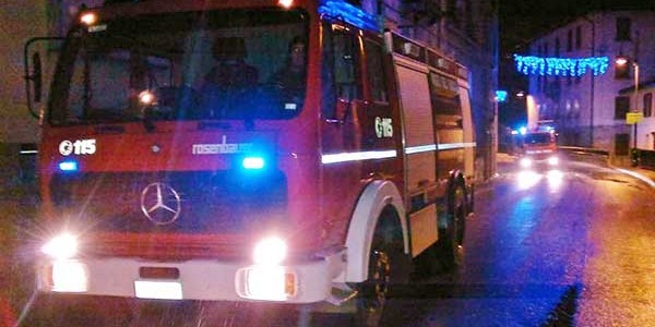 Con la moto nel burrone in via Bolognese. Recupero dei Vigili del Fuoco