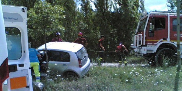 Scende e l'auto lo travolge. 82enne salvo per miracolo a Vicchio