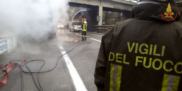 Incendio in A1. Foto e video