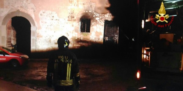 Colonica in fiamme a Le Sieci. Appartamento inagibile