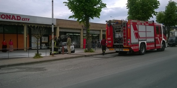 Fiamme dall'auto. Pompieri a Scarperia
