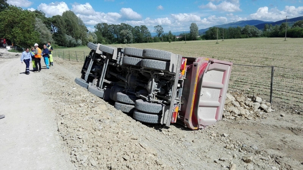 Le Mozzette. Camion ribaltato nel cantiere della rotatoria. Le foto