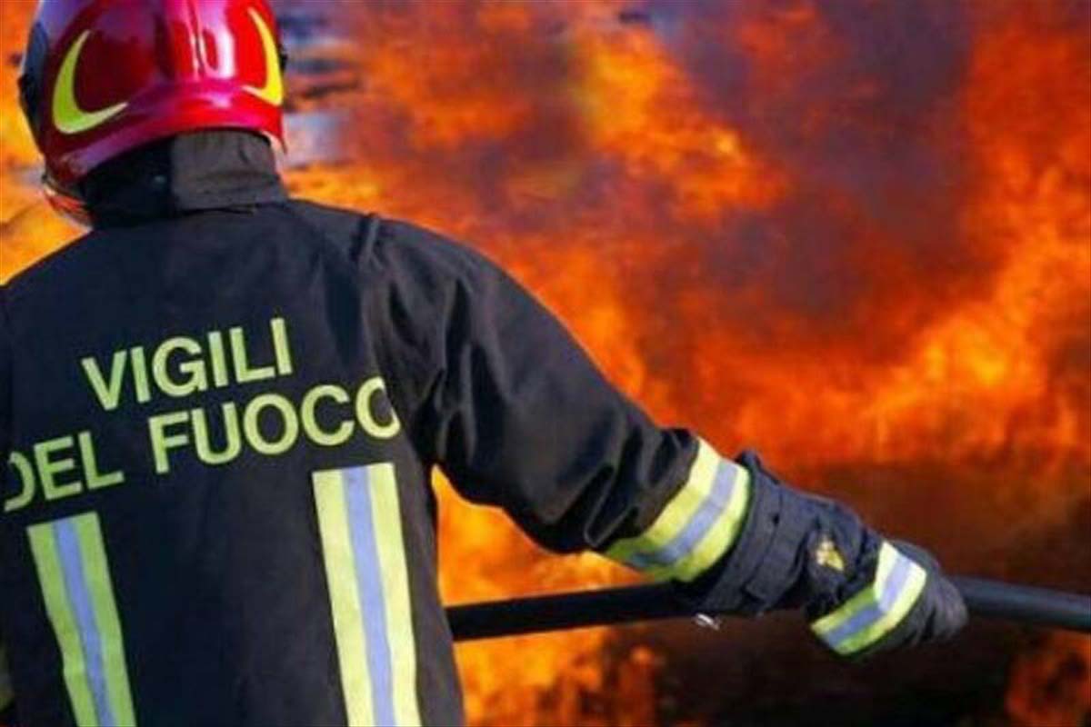 Incendio a Pontassieve, vicino al concessionario River Auto