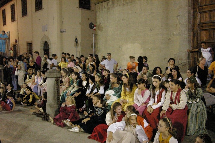 Diottino e bambine. Piccola polemica a Scarperia