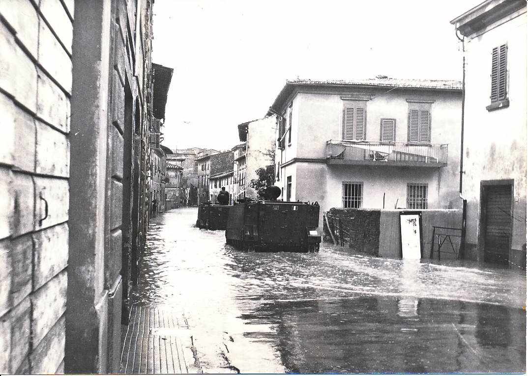 Venerdi 4 novembre 1966. Alcuni automezzi anfibi dei Carabinieri transitano in via Brocchi, l’unica strada che fu allagata.