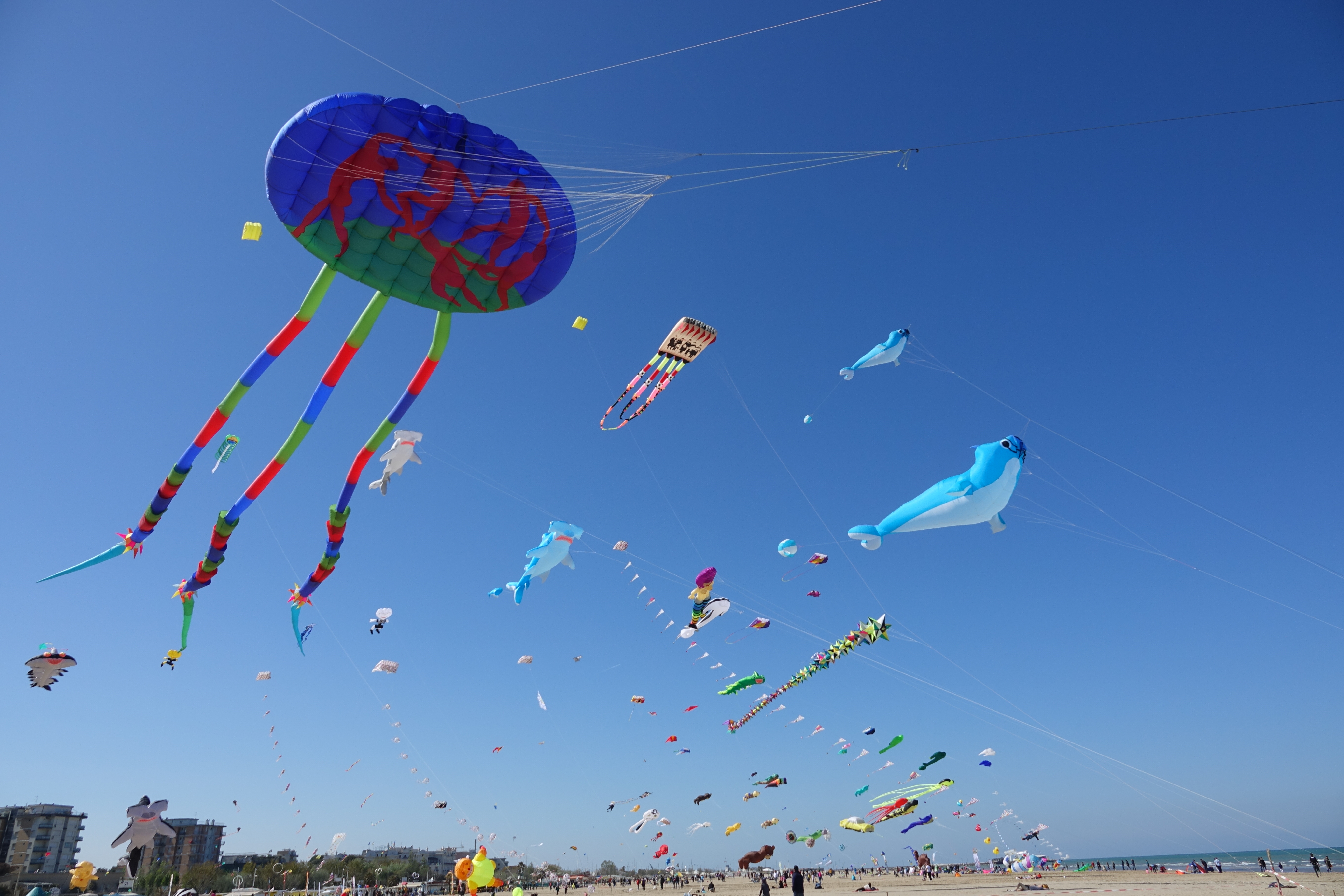 Volano gli aquiloni al Lago di Bilancino. Decima edizione di Geometrie Variabili