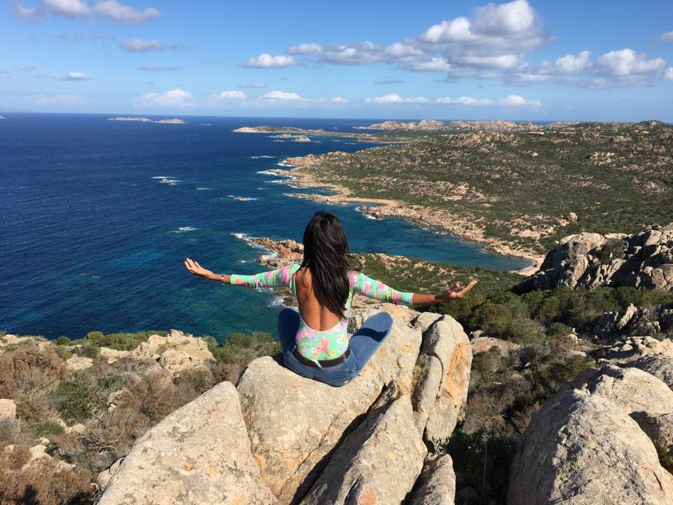 Jesus: ex modella (e imprenditrice) sulla Via degli Dei. Sorriso solare sui cammini d'Europa, video