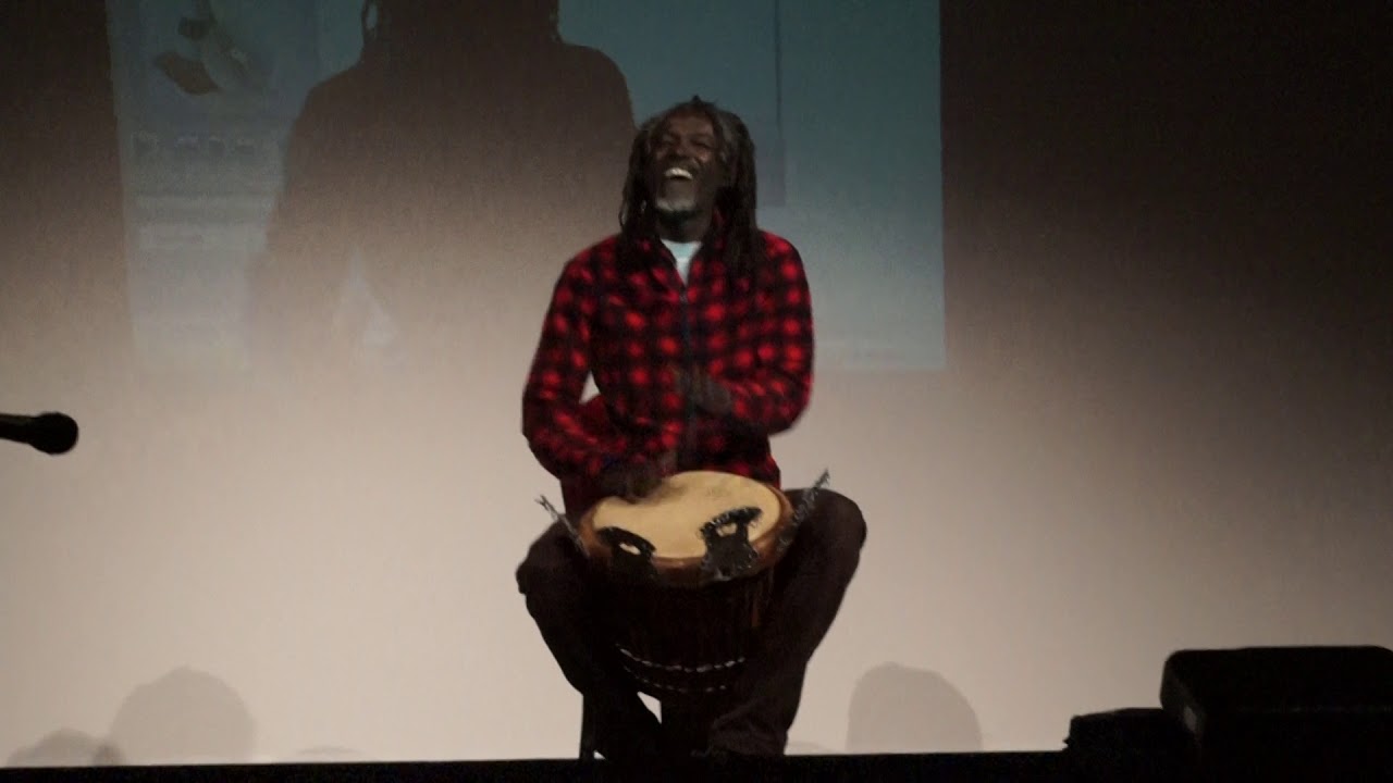 Mohamed Ba a Vicchio, video e foto dello spettacolo per i ragazzi. E 'Il Viaggio' continua...