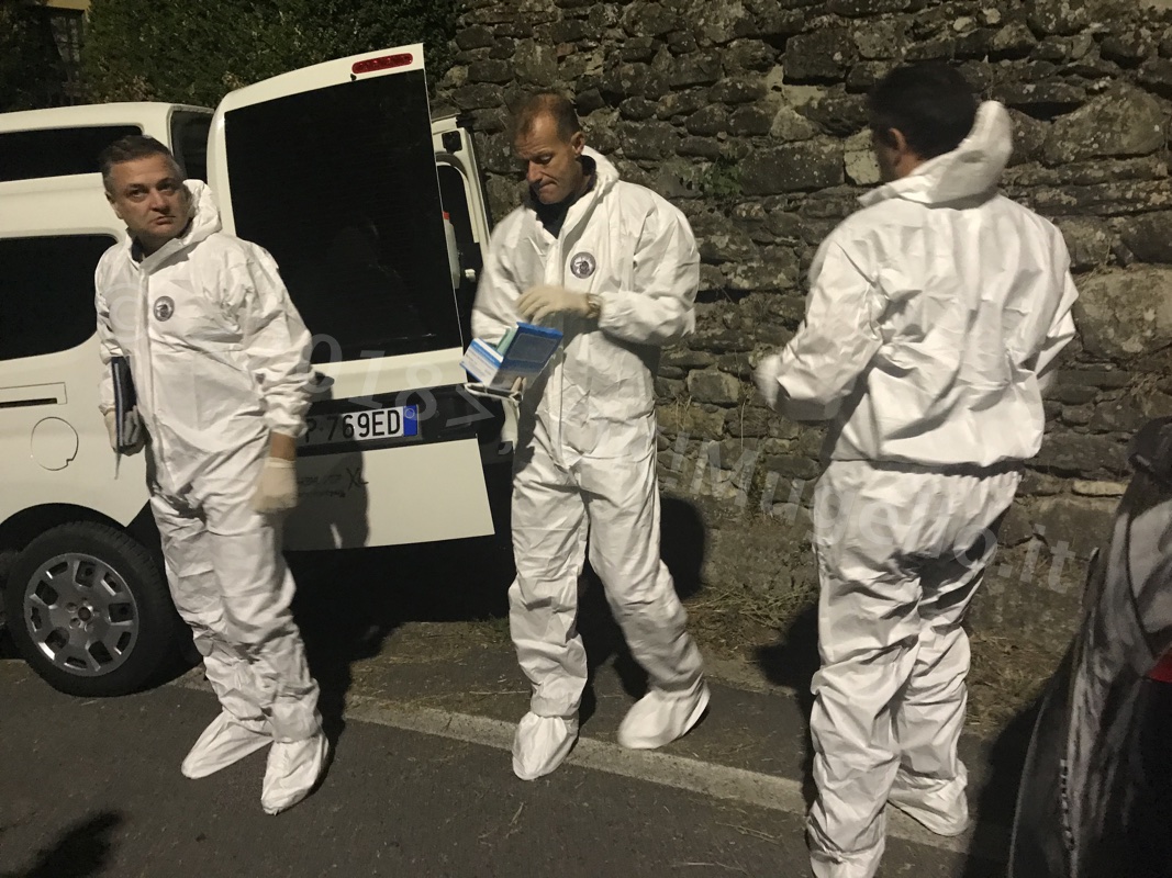 Bimbo ucciso dal padre. La scientifica nella casa della tragedia. Foto e Video