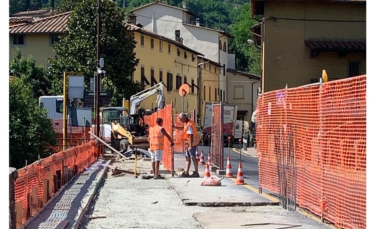 Contea. La singolare protesta di un cittadino per i disagi del cantiere. Video