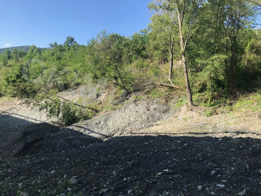 Montecarelli, piccole frane ‘crescono’. Gli abitanti: ‘Colpa dell’A1’