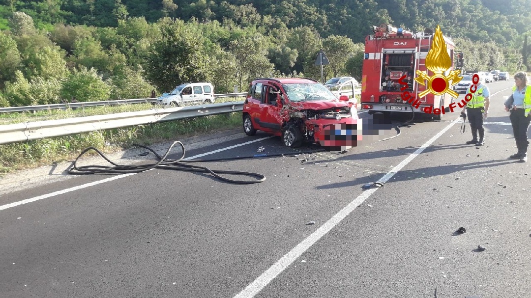 Scontro frontale tra due auto a Pontassieve. Interviene il Pegaso. Le foto