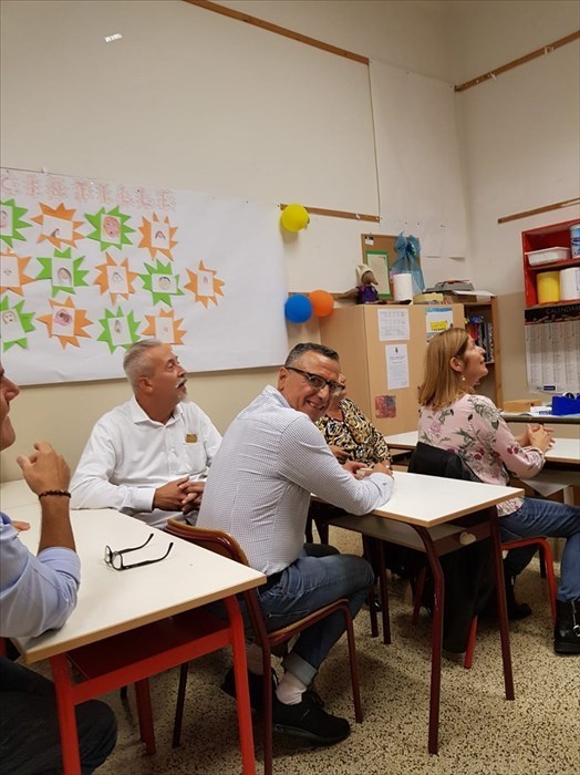 L'accoglienza degli alunni di San Francesco in classe da parte del vicesindaco Rimini