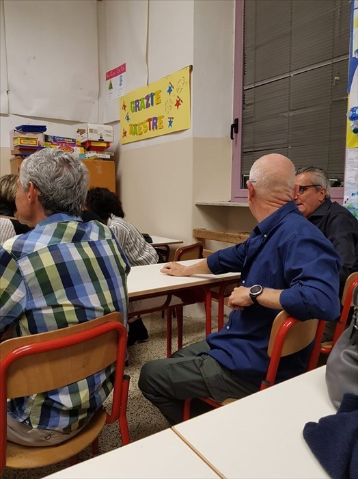 L'accoglienza degli alunni di San Francesco in classe da parte del vicesindaco Rimini