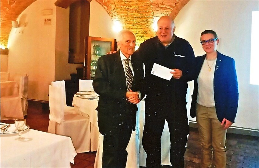 Il contributo consegnato, dopo la conferenza, a don Franceso Bazzoffi; a sinistra l’amministratore Rag. Mario Nencetti e a destra la Dott.ssa Sabrina Landi Malavolti,presidente del Rotary Cl