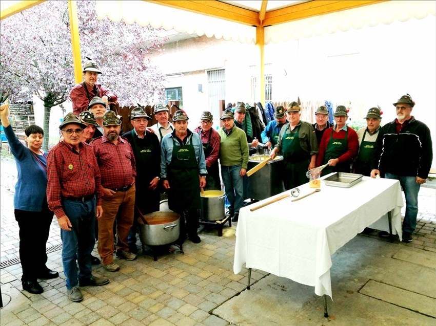 Gli alpini preparano la polenta per gli ospiti della Casa di Riposo San Francesco.