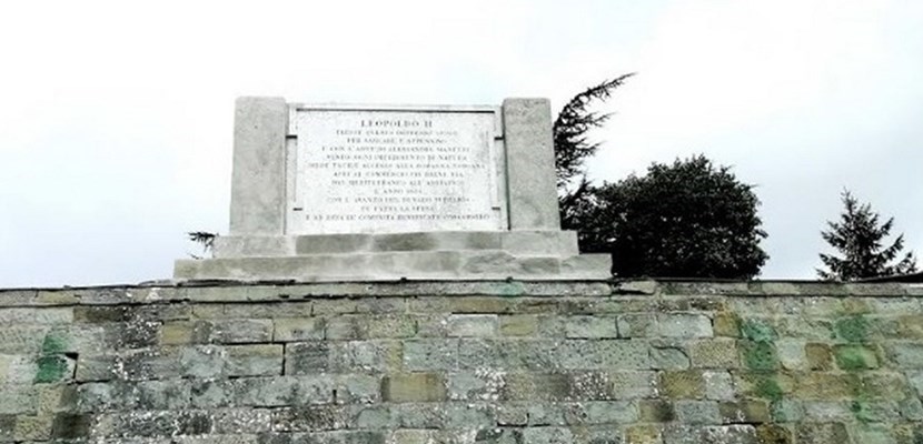 La lapide sul Muraglione appena restaurata