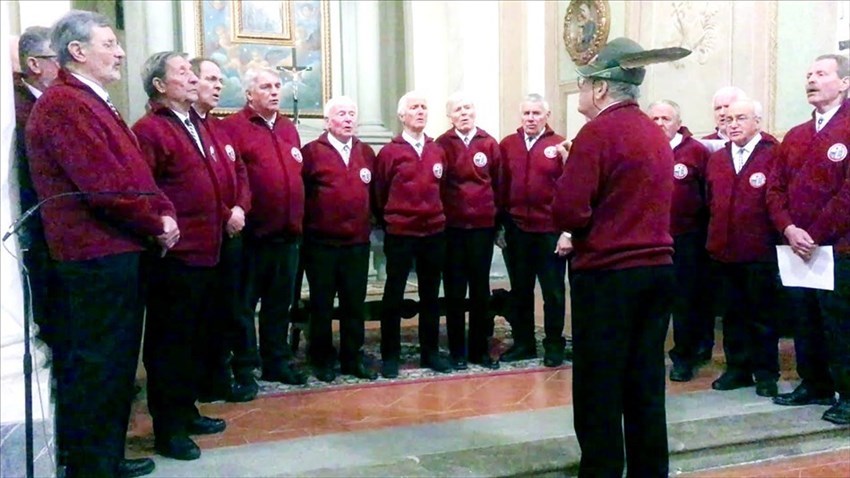 Il Coro Alpino del Mugello presente alla cerimonia nella Pieve di San Pietro a Vaglia.