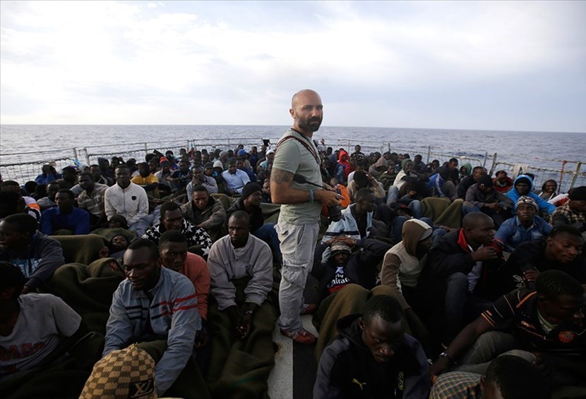 Il fotografo e promotore della mostra "Popoli in movimento" Francesco Malavolta durante il suo reportage